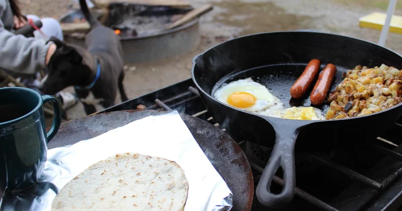 Le hachis du petit-déjeuner : le repas qui réveille un camp entier