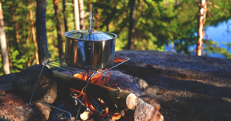 Recettes faciles à préparer sur un feu de camp pour vos soirées en plein air